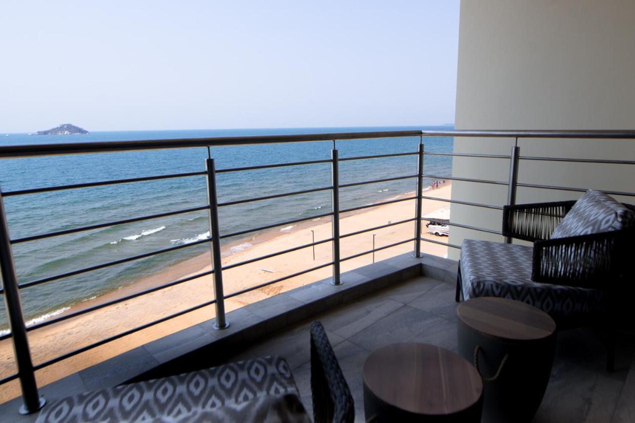 Hotel Sunbird Waterfront à Salima Extérieur photo
