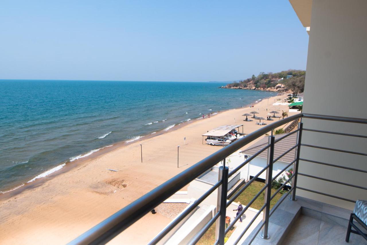 Hotel Sunbird Waterfront à Salima Extérieur photo